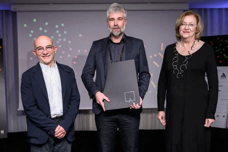 Hrvoje Bota receiving the Croatian Chamber of Architects award